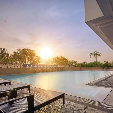 Gurney Bay Hotel, A Parkroyal Partner Hotel George Town Exterior foto The swimming pool at the clubhouse