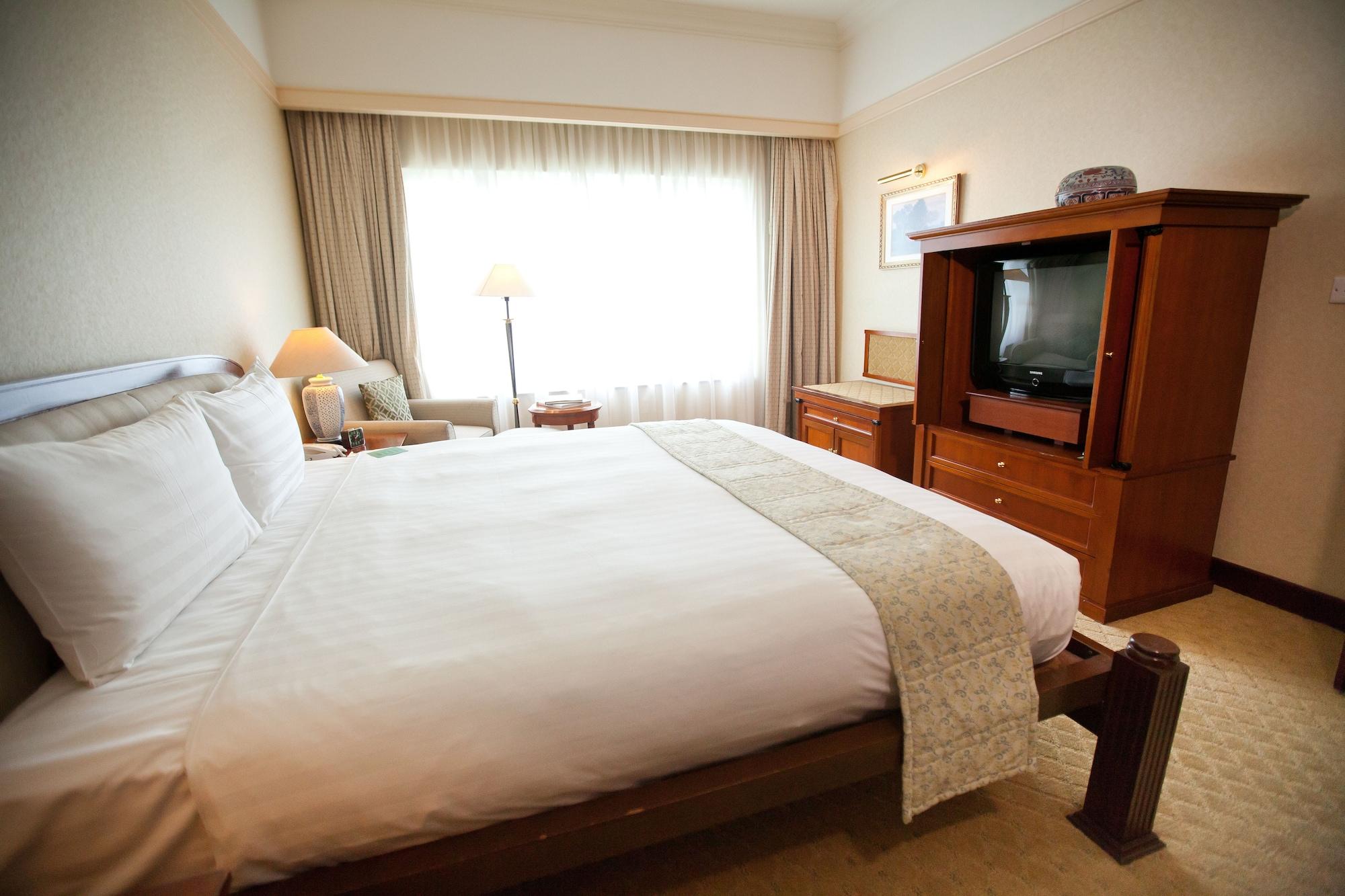 Gurney Bay Hotel, A Parkroyal Partner Hotel George Town Exterior foto A bedroom at the hotel