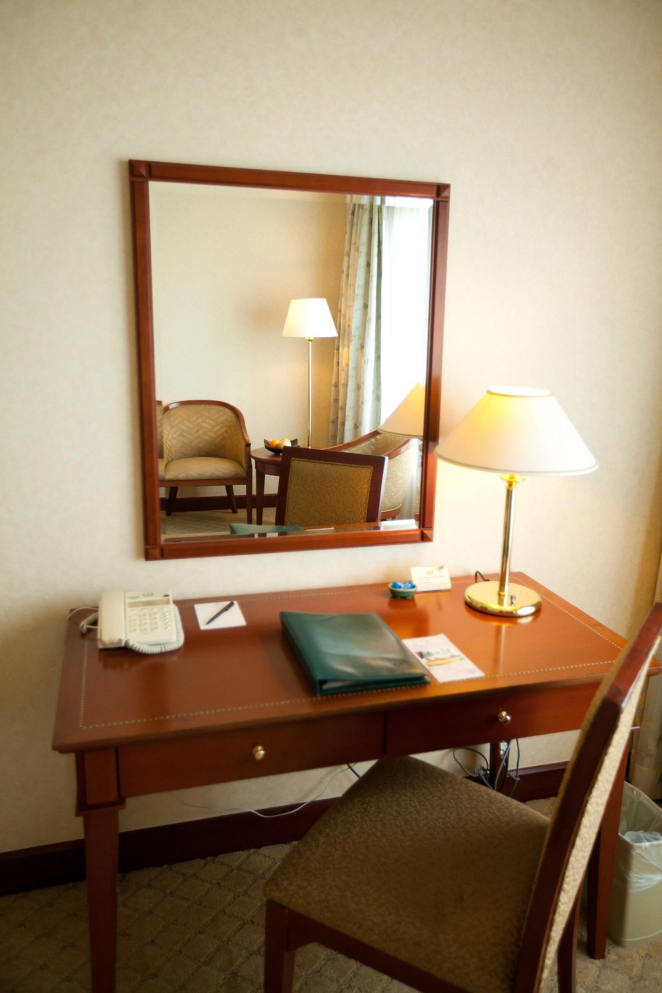 Gurney Bay Hotel, A Parkroyal Partner Hotel George Town Exterior foto A desk in a hotel room