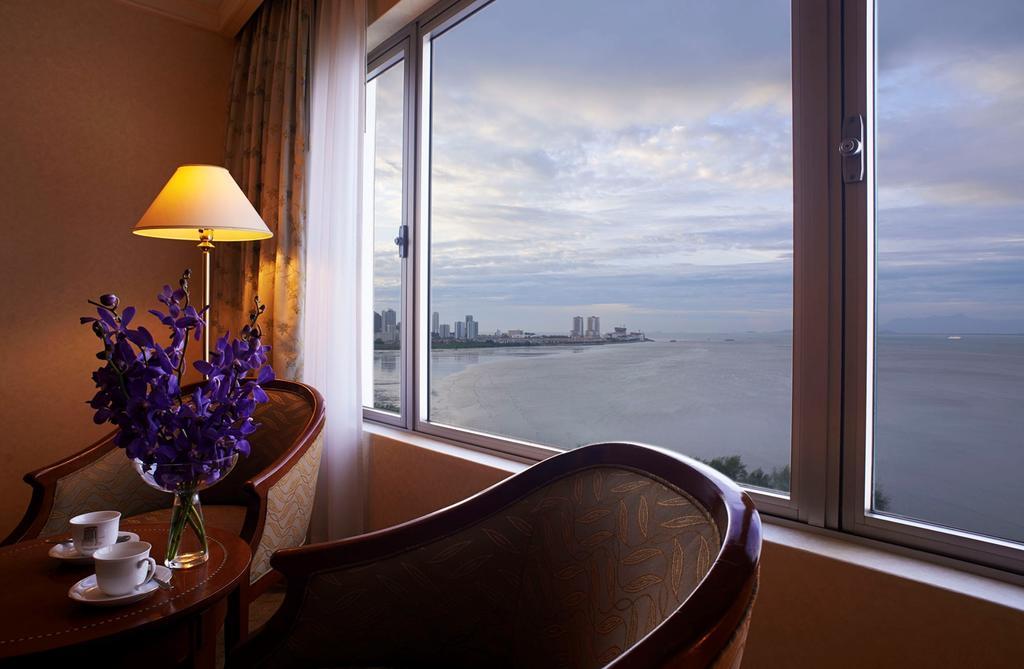 Gurney Bay Hotel, A Parkroyal Partner Hotel George Town Exterior foto A view of the Bay of Bengal from a room at the Taj Bengal
