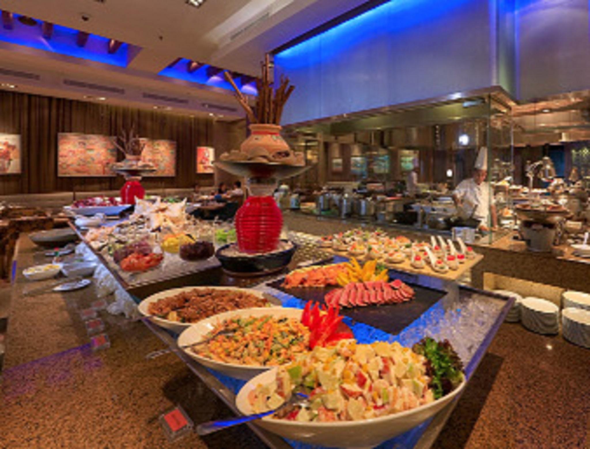 Gurney Bay Hotel, A Parkroyal Partner Hotel George Town Exterior foto A buffet at a hotel