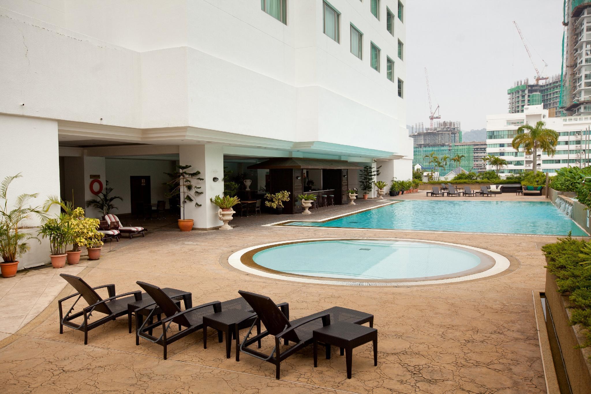 Gurney Bay Hotel, A Parkroyal Partner Hotel George Town Exterior foto The swimming pool at the hotel