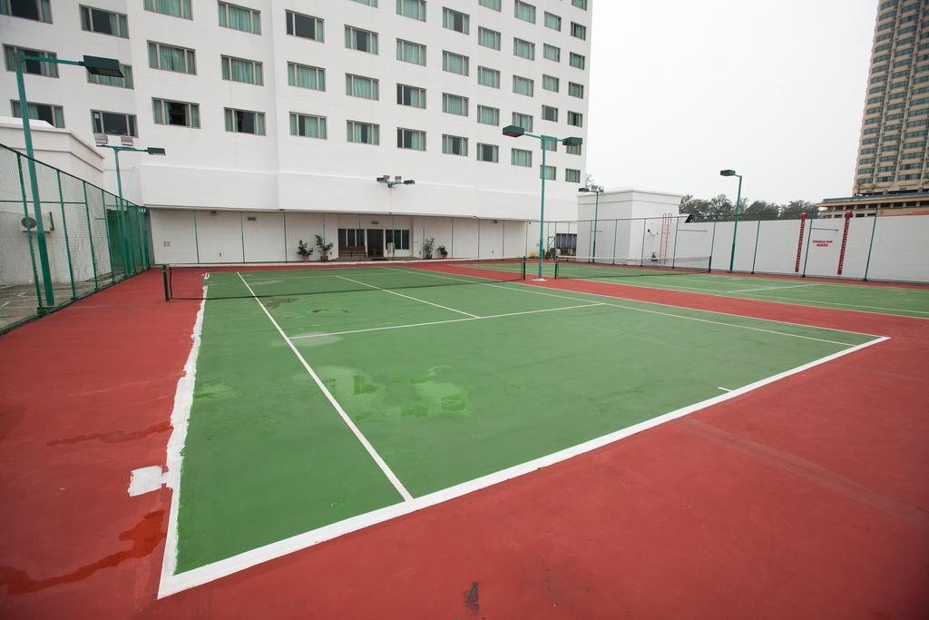 Gurney Bay Hotel, A Parkroyal Partner Hotel George Town Exterior foto Tennis courts
