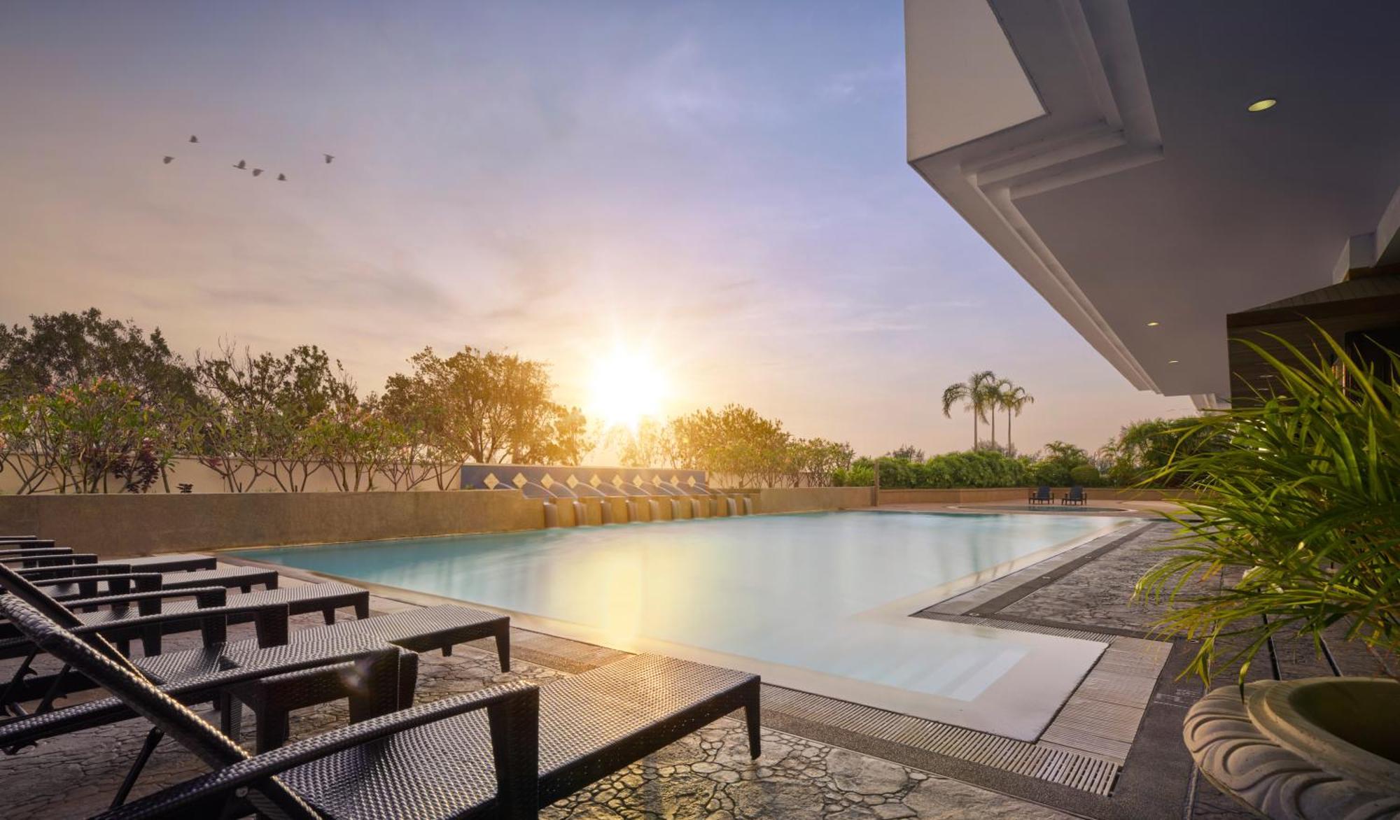 Gurney Bay Hotel, A Parkroyal Partner Hotel George Town Exterior foto The swimming pool at the clubhouse