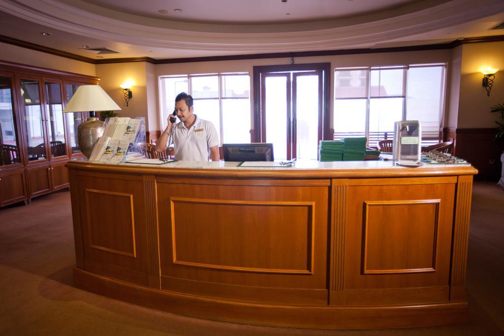 Gurney Bay Hotel, A Parkroyal Partner Hotel George Town Exterior foto A hotel receptionist at work
