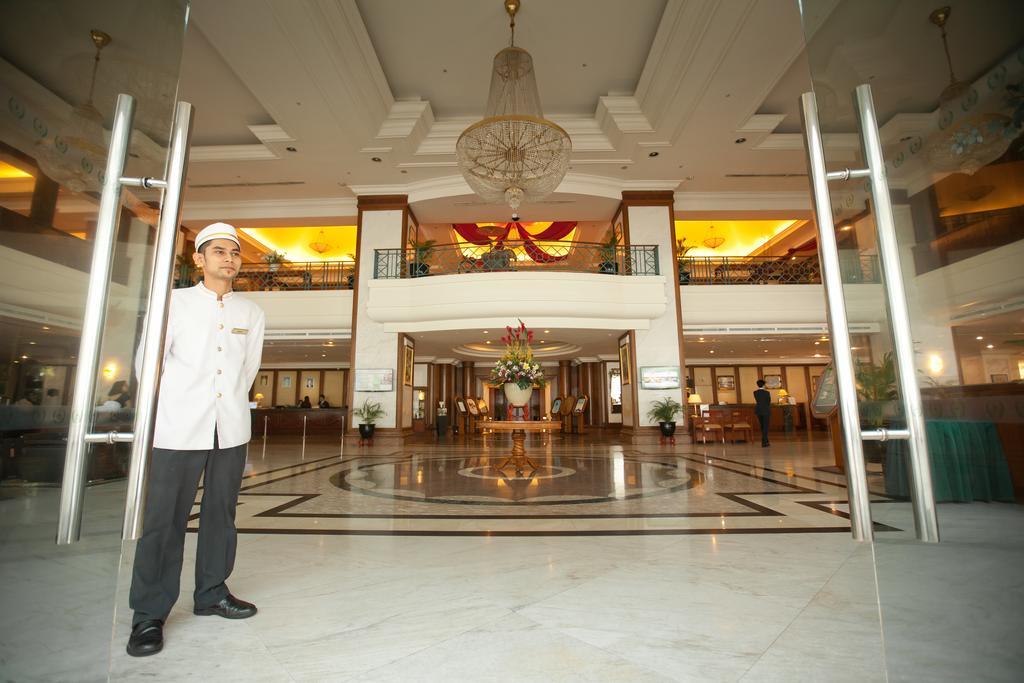 Gurney Bay Hotel, A Parkroyal Partner Hotel George Town Exterior foto The lobby of the hotel