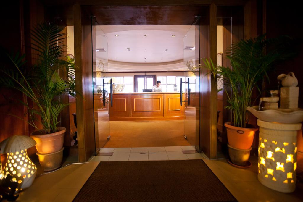 Gurney Bay Hotel, A Parkroyal Partner Hotel George Town Exterior foto Entrance to the club