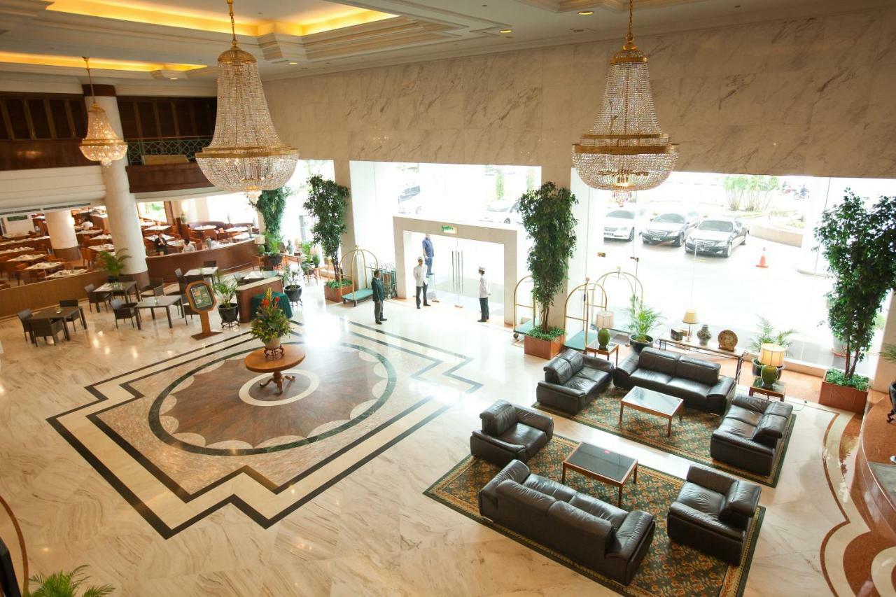 Gurney Bay Hotel, A Parkroyal Partner Hotel George Town Exterior foto Lobby